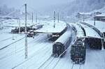 Das Datum (und keinesfalls das Wetter) erinnerte mich heute an den Neujahrsmorgen 1978, als es in den bayerischen Alpen heftig schneite: Im Bahnhof Berchtesgaden steht die 144 509-7 vor einem Nahverkehrszug nach Freilassing. Aus heutiger Sicht nicht selbstverständlich: Der Zug fuhr pünktlich ab und wir erreichten problemlos unseren Anschluss in Freilassing. Mit meinem 6.000sten Bild bei bahnbilder.de wünsche ich Euch allen ein frohes Neues Jahr!