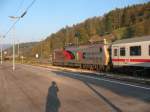 Der Ic 2083 Knigsee von Hamburg nach Berchtesgaden mit der Werbelok 175 Jahre Eisenbahn in Deutschland in Berchtesgaden.