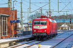 SEL mit Lok 120 143 fährt in Bergen auf Rügen bis zum Halt zeigenden Ausfahrsignal in Richtung Stralsund vor - 19.01.2024
