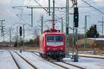 SEL mit Lok 120 143 ausfahrend in Bergen auf Rügen Richtung Stralsund. - 19.01.2024