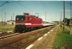 Ein Interregio mit der 143 033 1999 beim Halt in Bergen/Rgen.