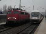 Whrend 115 350 am 27.Mrz 2010 mit dem EC 379 Binz-Brno in Bergen/Rgen einfuhr,verlie auf dem Nachbargleis IC 2184 Hannover-Binz den Bahnhof.