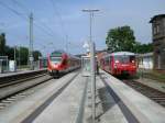 RE 13013 Rostock-Sassnitz traf,am 02.Juni 2013,in Bergen/Rgen auf dem wartenen PRE 81277 gefahren vom Neustrelitzer LVT 172 001/601.