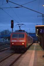 Soeben fährt der IC  2355 aus Frankfurt nach Binz aus Bergen (Rügen) am Bahnsteig 1 aus.
07.02.2014 17:08 Uhr.Schublok ist 120 102 - 9