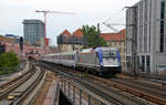 370 009 passiert am 11.05.19 mit dem EC 54 aus Gdynia Glowna in Berlin den S-Bahnhof Alexanderplatz.