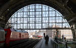 Der Bogen - 

... des Bahnhofes Berlin-Alexanderplatz an der nördlichen Stirnseite der Bahnsteighalle, vom S-Bahnsteig aus gesehen.

15.07.2023 (M)
