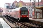 Eine RB durchfhrt Berlin-Alexanderplatz am 09.04.09 ohne Halt.