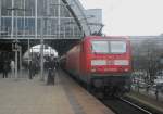 Hier 143 566-8 mit einer RB14 von Nauen nach Senftenberg, bei der Einfahrt am 1.4.2010 in Berlin Alexanderplatz.