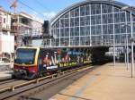 Bahnhof Berlin-Alexanderplatz am 13.07.2005. Eine S-Bahn mit Werbung fhrt aus westlicher Richtung kommend ein.