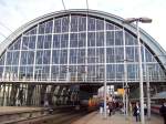 Alexanderplatz (Stadt- und Regionalbahn), Bahnhofshalle von Westen, S-Bahnsteig mit S7 und Regionalbahnsteig mit durchfahrendem ICE (06.10.2010)