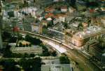 Blick vom Berliner Fersehturm auf ein alten S-Bahnzug in Richtung Alexanderplatz.06.1998. Scann.