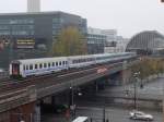 Der EC aus Gdynia auf der Stadtbahn bei der Durchfahrt durch die Station Berlin Alexanderplatz am 25.Oktober 2014.