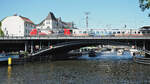 101 115  BahnBonus  schiebt IC 2010 mit ca. 5 min Verspätung dem Ziel Berlin-Ostbahnhof entgegen.
Derweil sind bei bei 22° Grad zahlreiche Passagierschiffe auf der Spree gut gefüllt unterwegs.

Berlin, der 02.06.2023