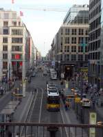 Grostadt Berlin mit Huserschluchten: Eine Straenbahn hlt am Haltepunkt unterhalb des Bahnhofs Friedrichstae.