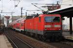 Hier 143 812-6 mit einer RB14 (RB18916) von Berlin Schönefeld Flughafen nach Nauen, bei der Ausfahrt am 15.3.2014 aus Berlin Friedrichstraße. 