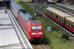 Deutsch Bahn E-Lok 101 129-5 im Bahnhof Berlin Gesundbrunnen, S-Bahn BR 481 im Hintergrund, am 12. Juni 2011