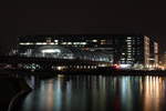 Berlin bei Nacht. Der neue Berliner Hauptbahnhof befindet sich in der  neuen Mitte  Berlins. Berlin hat mehrere Kerne und hier wollte man mit dem neuen Bahnhof einen neuen Kern schaffen. Doch bei meiner Tour um den Hauptbahnof herum war ich oft ganz alleine unterwegs, was bedeutet, dass dieser neue Kern noch nicht ganz seinen Zweck erfüllt. 

Berlin Hbf, 13. Dezember 2016