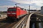 120 118-5 schiebt am 14.5.2017 den IC2343 von Münster(Westf) Hauptbahnhof nach Berlin Ostbahnhof aus dem Berliner Hauptbahnhof.