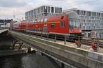 RB14 (RB18621) von Nauen nach Berlin Ostbahnhof fährt am 14.5.2017 aus dem Berliner Hauptbahnhof aus.