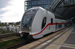 IC2431  Borkum  von Emden Außenhafen nach Cottbus macht sich am 14.5.2017 im Berliner Hauptbahnhof auf den Weg.