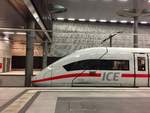 Seitenansicht des ICE 4 am 5.10.17 in Berlin Hauptbahnhof.