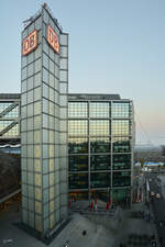 Seitlicher Blick auf dem Berliner Hauptbahnhof (November 2014)