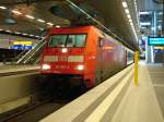 101 063 steht am 22.Mrz mit einem InterCity nach Dortmund Hbf im Berliner Hauptbahnhof am Gleis 3 abfahrbereit.