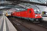 147 014 trifft am 21.05.2020 mit der RB14 (RB18628)  Airport-Express  von Berlin Schönefeld Flughafen nach Nauen im Berliner Hauptbahnhof auf 445 115-9  Eberswalde  als RE2 (RE63986) von Wismar