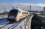 IC2911 von Hannover Hauptbahnhof nach Berlin Ostbahnhof verlässt am 13.02.2021 den Berliner Hauptbahnhof.