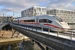 412 216 (7812 216-6) verlässt am 13.02.2021 als ICE547 von Düsseldorf Hauptbahnhof nach Berlin Ostbahnhof den Berliner Hauptbahnhof.