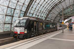 Mit dem EC 247 nach Warschau wartet 193 626-9 in Berlin Hbf auf die Abfahrt.