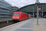 DB 101 011-5 verlässt mit IC 142 Berlin Hbf zur Fahrt nach Amsterdam Central.