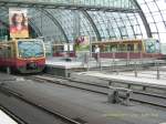 Diese beiden S-Bahn-Triebzge stehen am 21.07.06 zur Abfahrt im Berliner Hbf bereit.