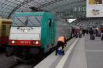 186 135-0 mit dem EC 46 aus Warschau im Berliner Hauptbahnhof.