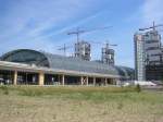 Der zuknftige Hauptbahnhof von Berlin am 13.07.2005, mit Blick auf den westlichen Teil der Halle ber der in Ost-West-Richtung verlaufenden Stadtbahn. Die gewaltige Hallenkonstruktion wirkt sehr beeindruckend. Die Trme der  Bgelbauten  sind noch in aufrechter Position; das Umklappen des ersten Paares erfolgte erst zweieinhalb Wochen spter. 