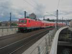 Hier 112 182 mit einem RE2 von Berlin Ostbahnhof nach Rathenow, bei der Einfahrt am 18.6.2011 in Berlin Hbf.