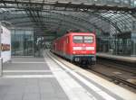 Hier 112 185 mit einem RE2 von Berlin Ostbahnof nach Rathenow, bei der Ausfahrt am 18.6.2011 aus Berlin Hbf.