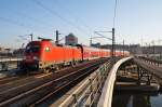 Hier 182 013-3 mit einem RE2 von Cottbus nach Wittenberge, bei der Einfahrt am 30.1.2012 in Berlin Hbf.