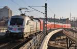 Hier 182 004-2 mit einem RE2 von Wismar nach Cottbus, bei der Ausfahrt am 30.1.2012 aus Berlin Hbf.