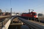 Hier 182 013-3 mit einem RE2 von Wittenberge nach Cottbus, bei der Ausfahrt am 30.1.2012 aus Berlin Hbf.