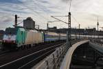 Hier 186 135-0 mit D440 von Kiev Pass nach Berlin Zoologischer Garten, bei der Einfahrt am 25.2.2012 in Berlin Hbf.