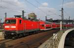 Hier 112 117-7 mit einem RE2 von Cottbus nach Wittenberge, bei der Einfahrt am 6.4.2012 in Berlin Hbf.