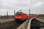 Hier 112 120-1 mit einem RE2 von Wittenberge nach Cottbus, bei der Ausfahrt am 6.4.2012 aus Berlin Hbf.