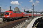 Hier 182 001-8 mit einem RE2 (RE37382) von Cottbus nach Wismar, bei der Einfahrt am 4.7.2012 in Berlin Hbf.