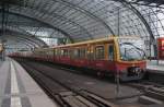 Hier 481 237-6 als S5 von Berlin Spandau nach Hoppegarten, dieser Triebzug stand am 16.2.2013 in Berlin Hbf.