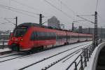 Hier 442 827 als RE7 (RE18717) von Wünsdorf-Waldstadt nach Dessau Hbf., bei der Ausfahrt am 10.3.2013 aus Berlin Hbf.