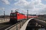 Hier 142 642-7 mit einem RE1 (RE18999)  Baumblüten-Express  von Werder(Havel) nach Berlin Ostbahnhof, bei der Ausfahrt am 1.5.2013 aus Berlin Hbf.