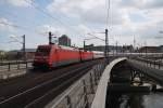 Hier 101 028-9 und 120 134-2 mit einem leeren Reisezugwagenpark, bei der Durchfahrt am 1.5.2013 durch Berlin Hbf., in Richtung Berlin Zoologischer Garten.