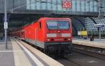 Hier 143 868-8 mit einem RE1 (RE18071)  Baumblten-Express  von Werder(Havel) nach Berlin Ostbahnhof, bei der Ausfahrt am 1.5.2013 aus Berlin Hbf.