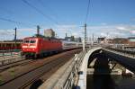 Hier 120 125-0 mit IC140 von Berlin Ostbahnhof nach Amersfoort, bei der Einfahrt am 23.6.2013 in Berlin Hbf.